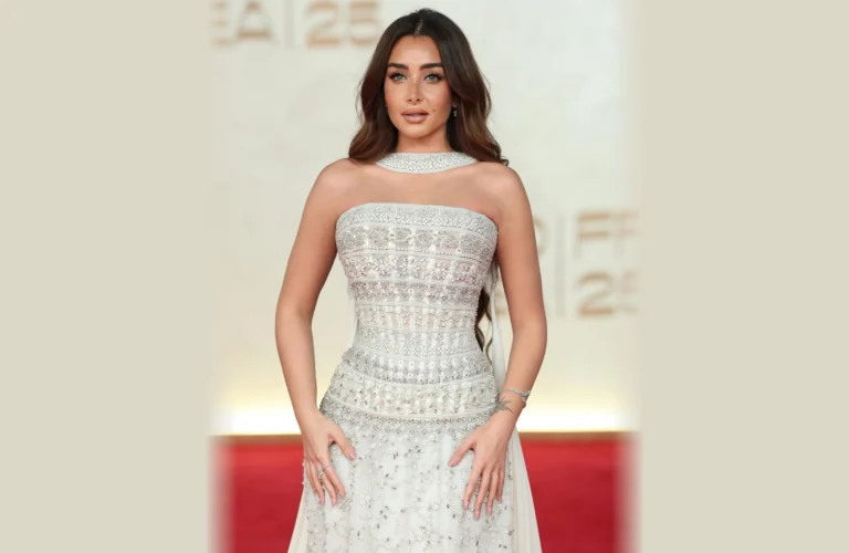 Hannah El Zahed, The Glow Between Stardom & Stillness